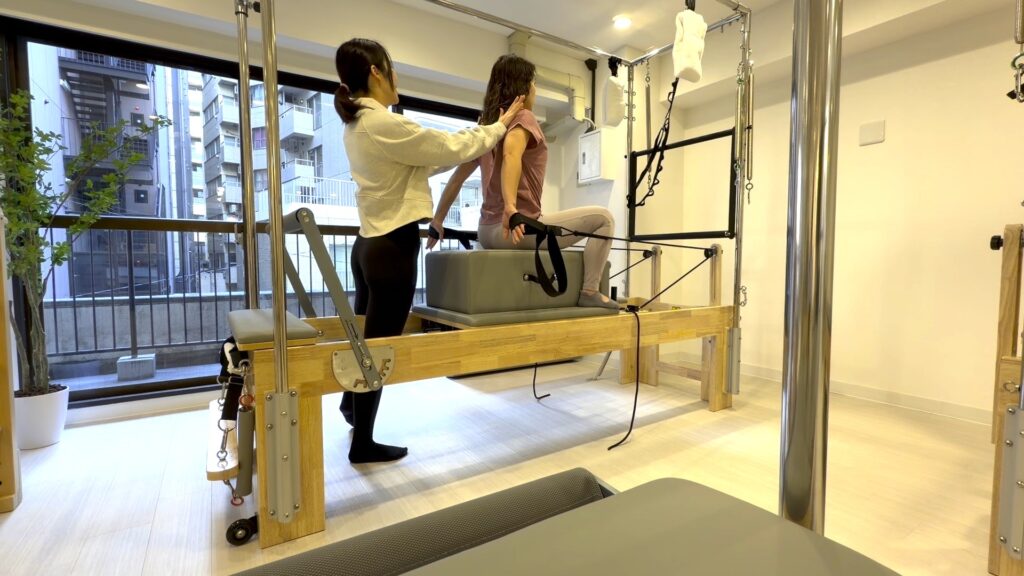 肩を開くポーズ