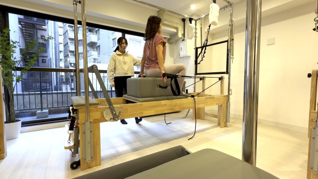 肩を開くポーズ