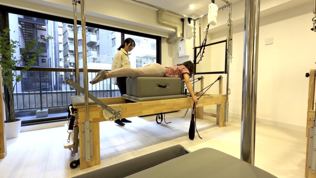 背中を反るポーズ