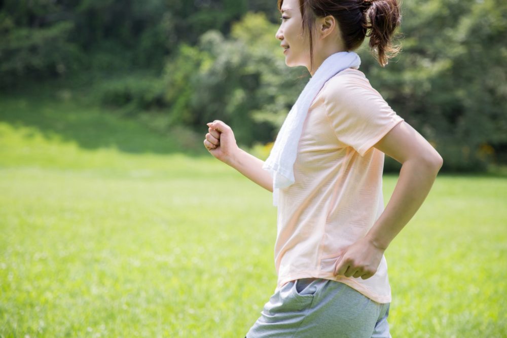 ランニングする若い女性