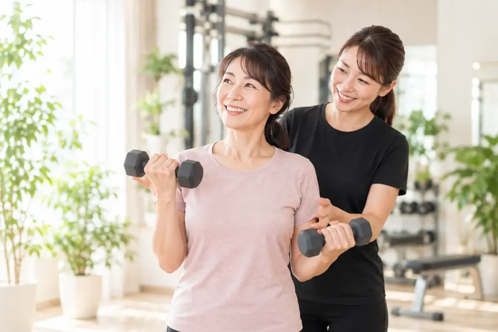 女性に寄り添ってトレーニングをサポートするイメージ